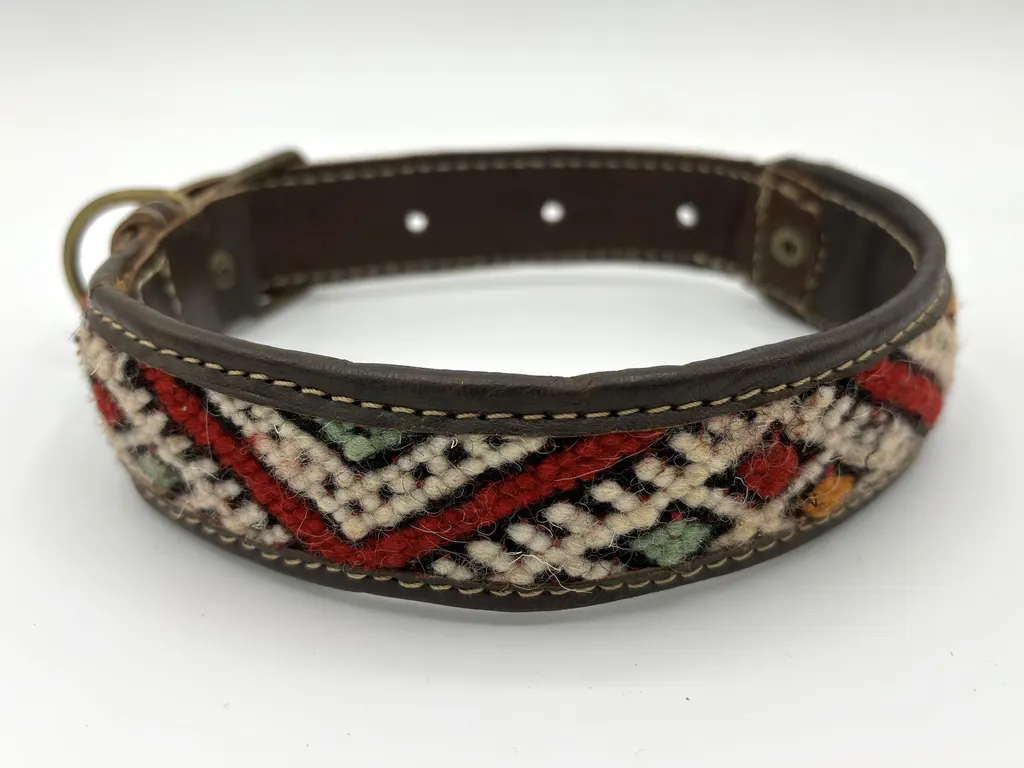 Berber Sands collar at an angle showing the triple diamond rhythm of the weave